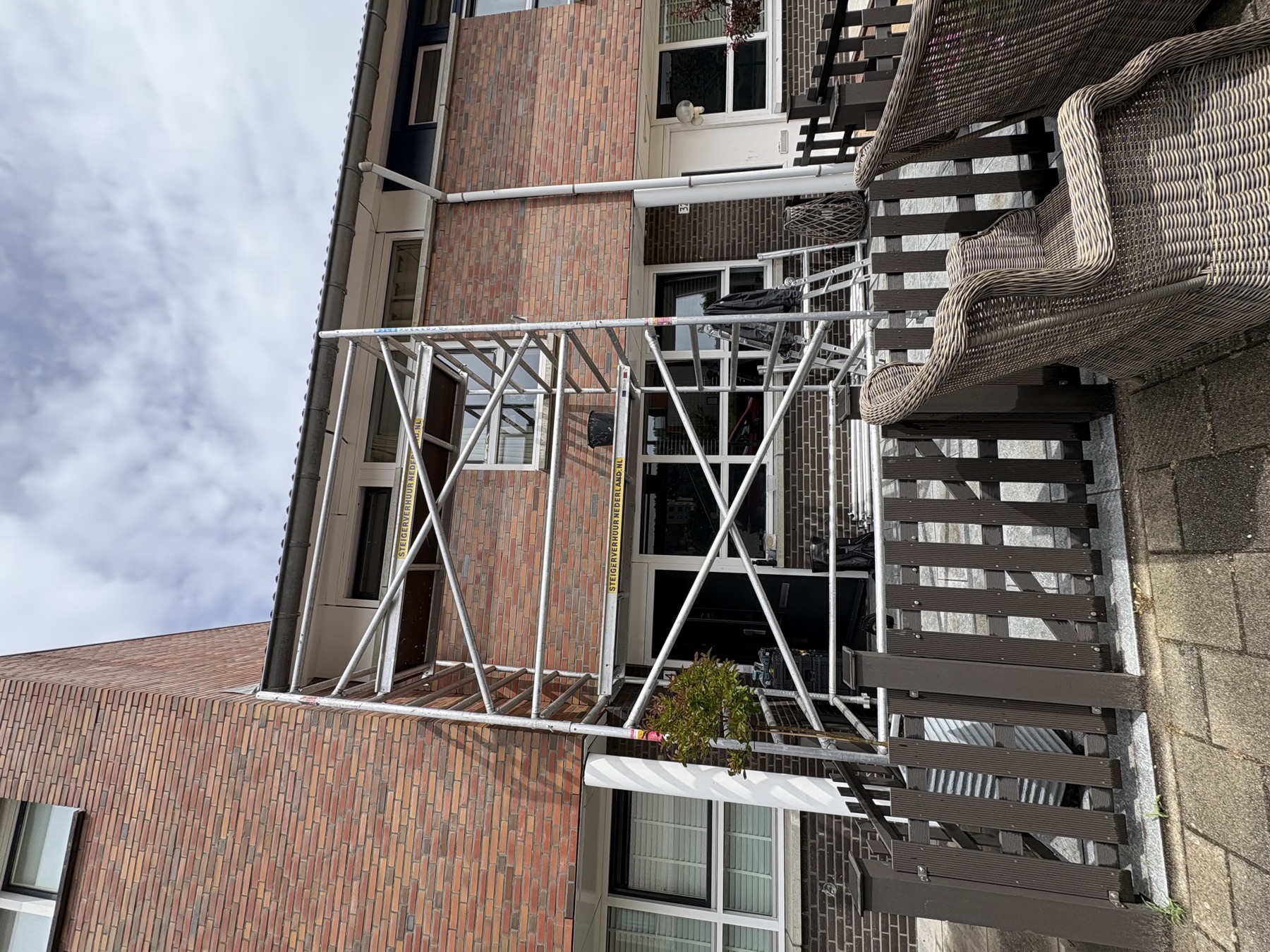 Steiger opgebouwd voor buitenschilderwerk