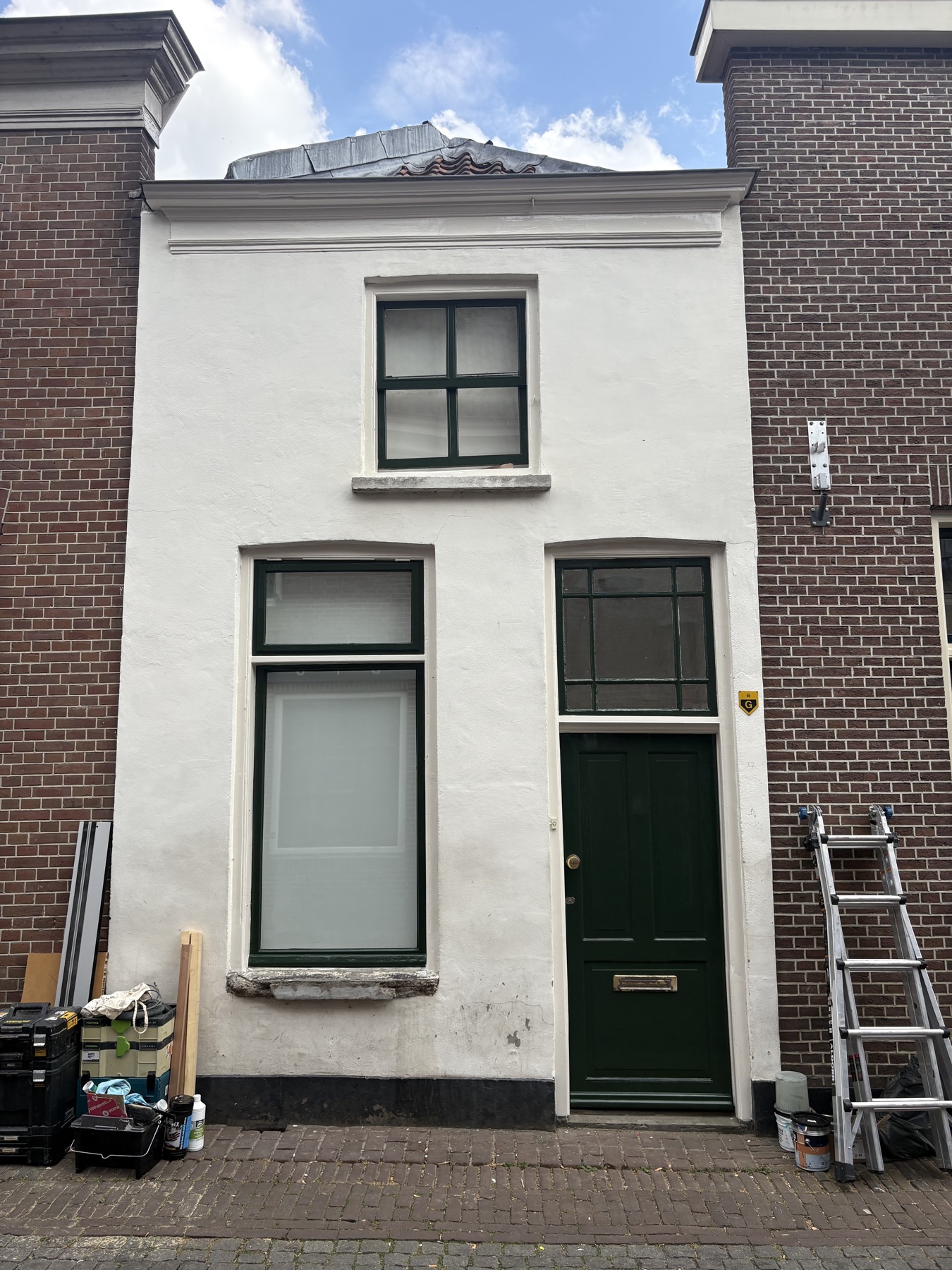 Afgewerkte gevel met geschilderde kozijnen en voordeur
