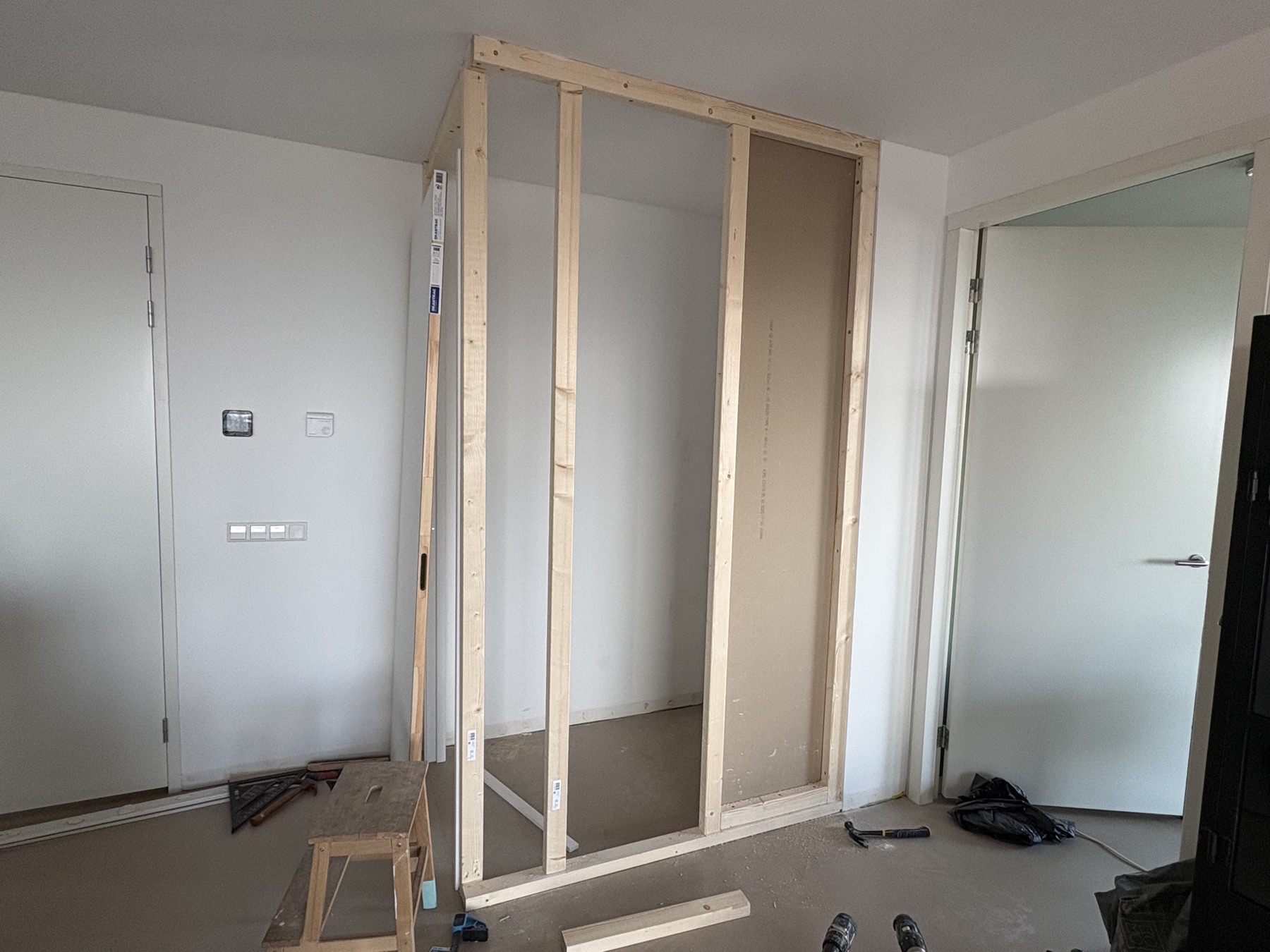 Frame voor inbouwkast opgebouwd