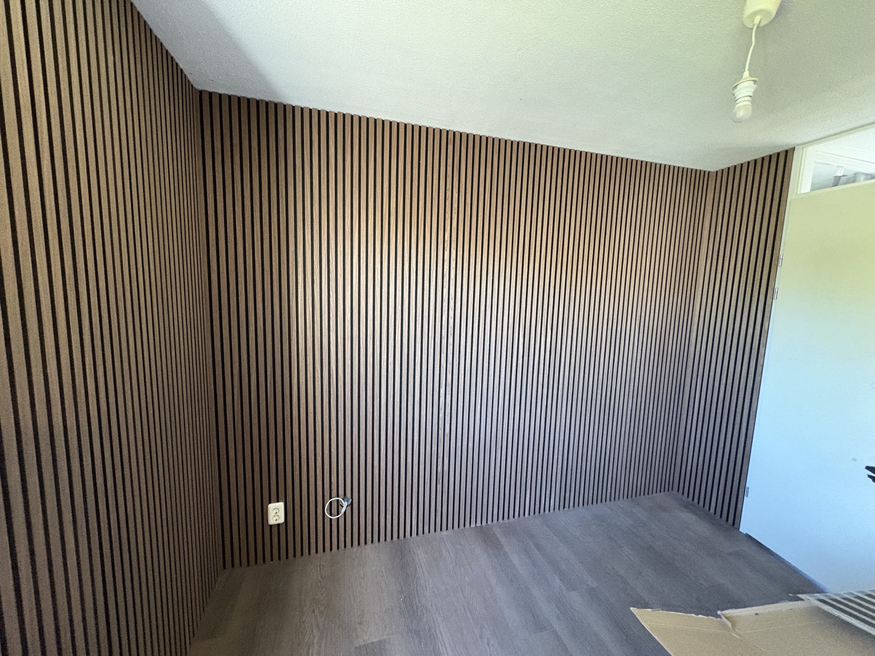 Houten wandpanelen aangebracht